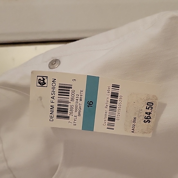 NWT Embroidered Ladies Denim Jeans - Picture 3 of 6